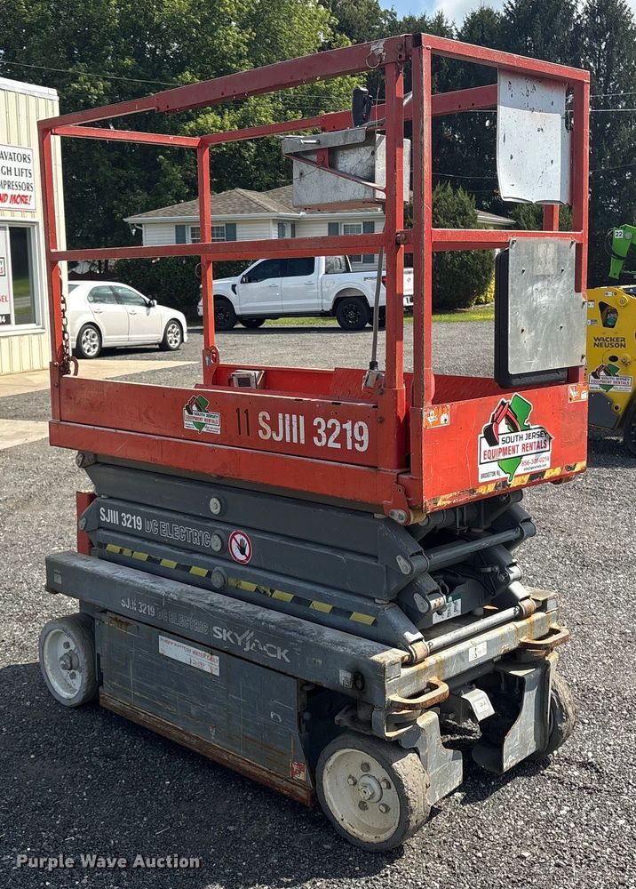 image for item ET8517 2013 Skyjack SJIII 3219 scissor lift
