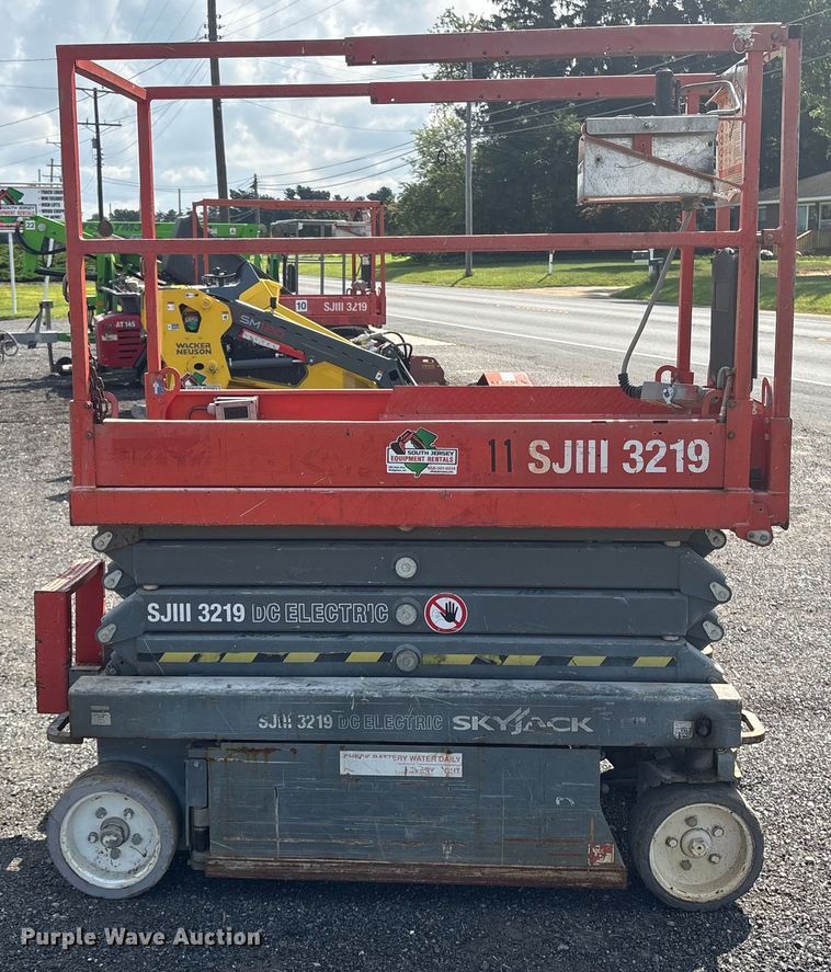 image for item ET8517 2013 Skyjack SJIII 3219 scissor lift
