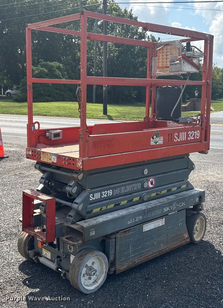image for item ET8517 2013 Skyjack SJIII 3219 scissor lift