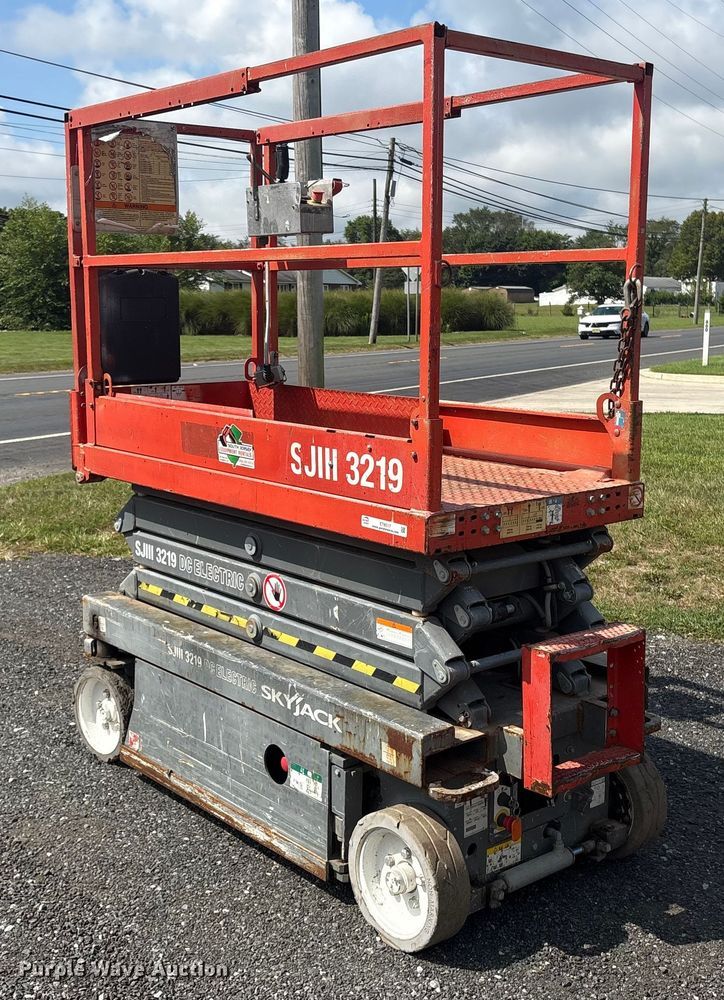 image for item ET8517 2013 Skyjack SJIII 3219 scissor lift