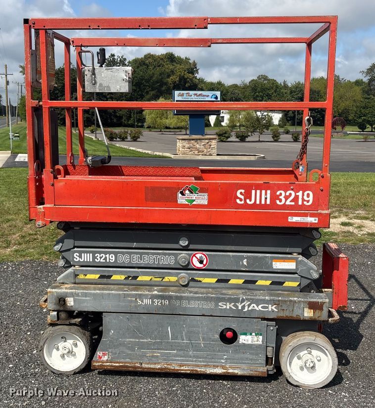 image for item ET8517 2013 Skyjack SJIII 3219 scissor lift