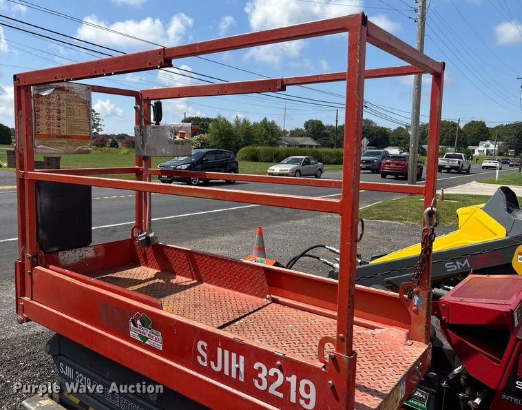 image for item ET8517 2013 Skyjack SJIII 3219 scissor lift