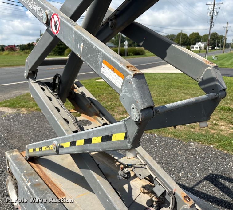 image for item ET8517 2013 Skyjack SJIII 3219 scissor lift