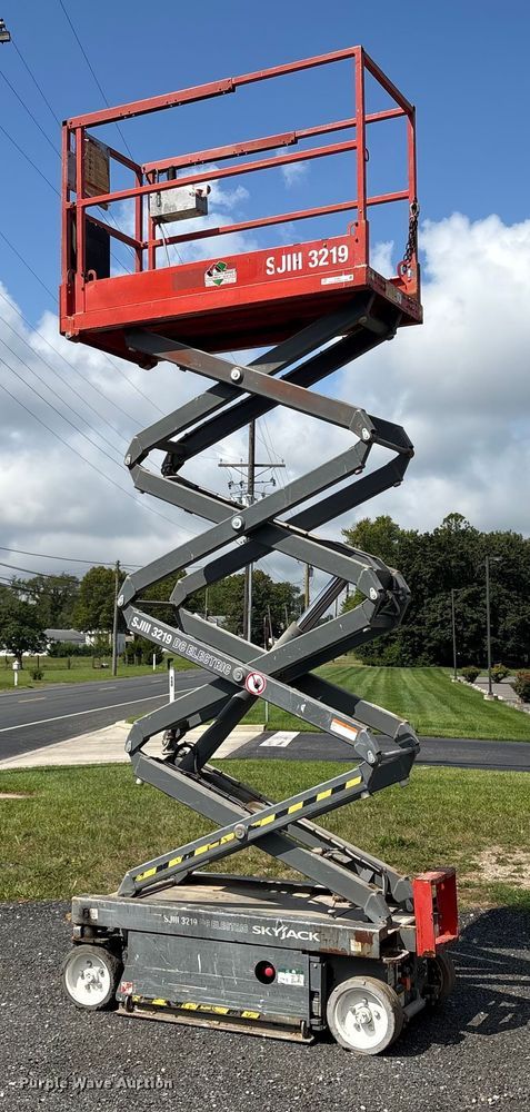 image for item ET8517 2013 Skyjack SJIII 3219 scissor lift