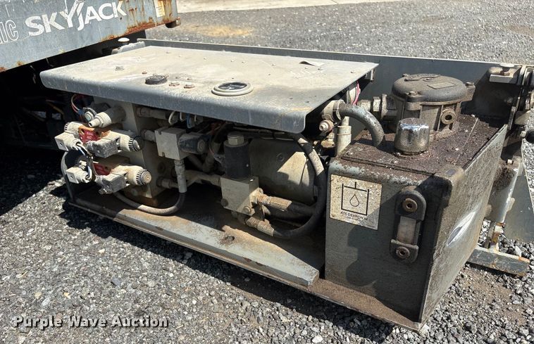 image for item ET8517 2013 Skyjack SJIII 3219 scissor lift