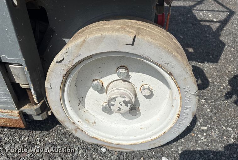 image for item ET8517 2013 Skyjack SJIII 3219 scissor lift