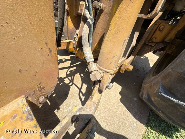 image for item EU0002 Case 480ELL landscape tractor