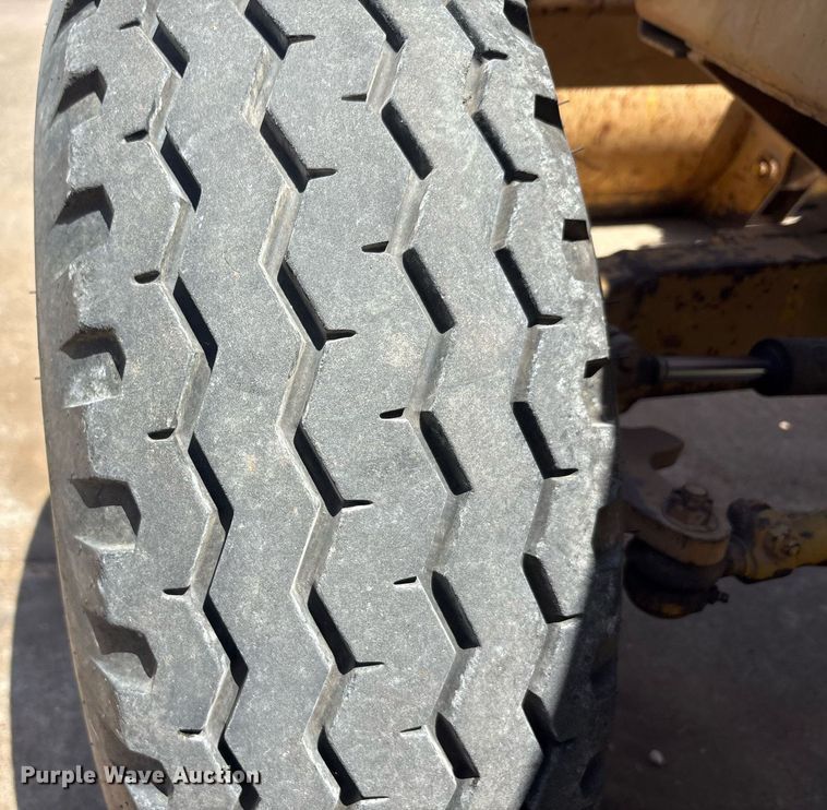 image for item EU0002 Case 480ELL landscape tractor