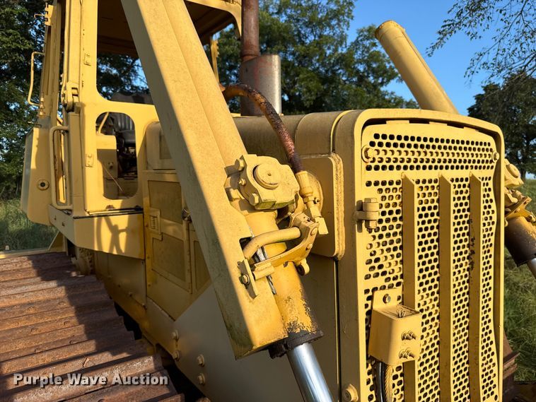 image for item EU2135 1992 John Deere 750B dozer