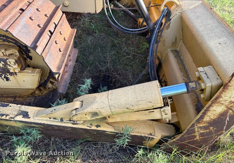 image for item EU2135 1992 John Deere 750B dozer