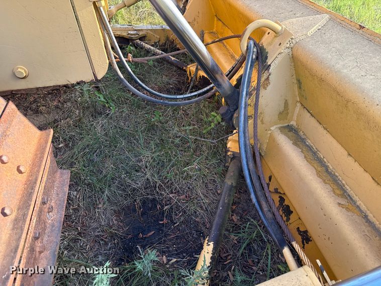 image for item EU2135 1992 John Deere 750B dozer