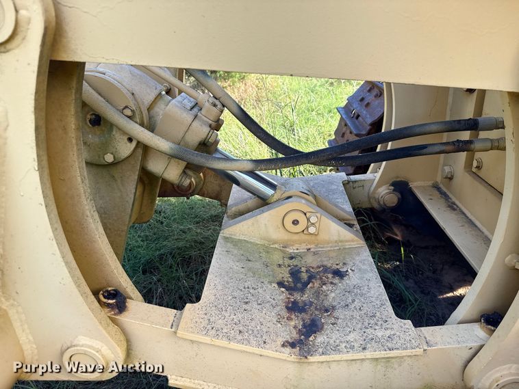 image for item EU2135 1992 John Deere 750B dozer