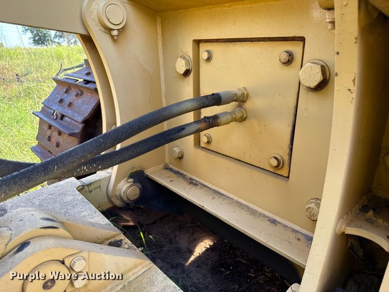 image for item EU2135 1992 John Deere 750B dozer