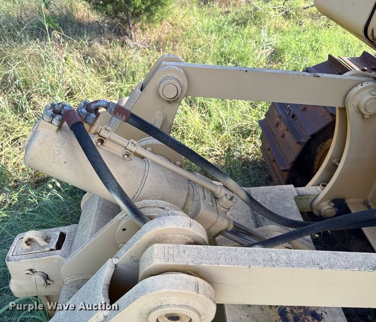 image for item EU2135 1992 John Deere 750B dozer