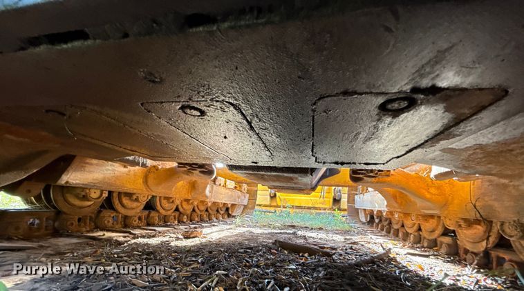 image for item EU2135 1992 John Deere 750B dozer