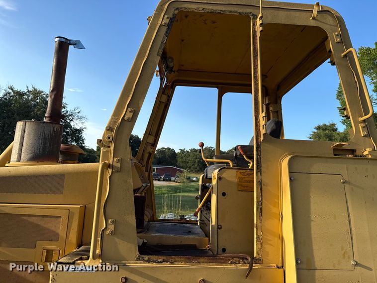 image for item EU2135 1992 John Deere 750B dozer