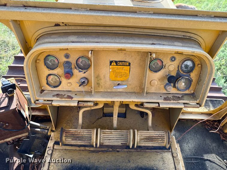 image for item EU2135 1992 John Deere 750B dozer