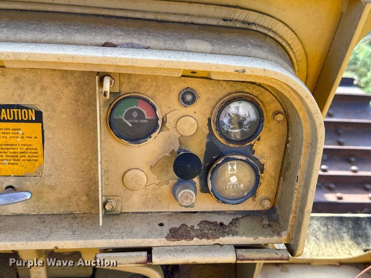 image for item EU2135 1992 John Deere 750B dozer