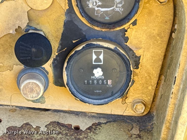 image for item EU2135 1992 John Deere 750B dozer