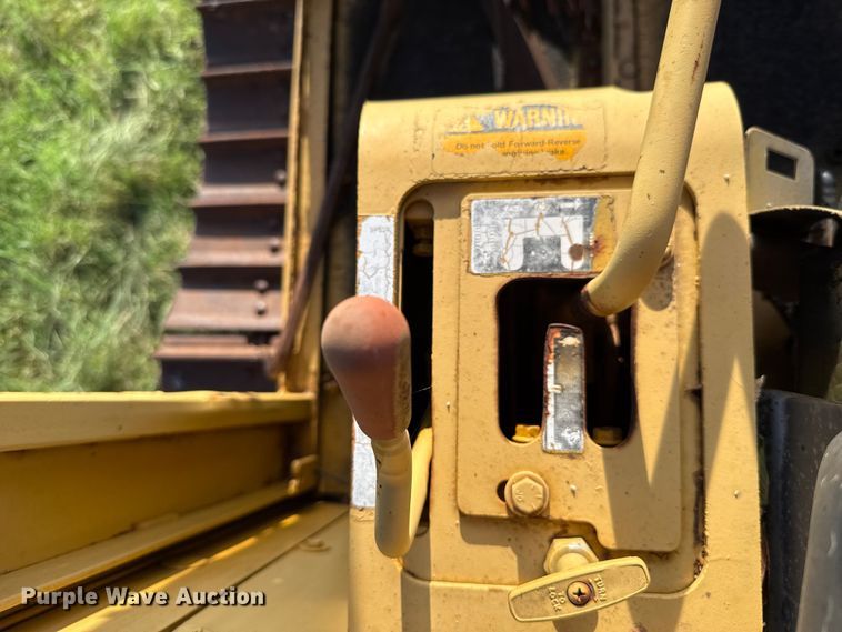 image for item EU2135 1992 John Deere 750B dozer