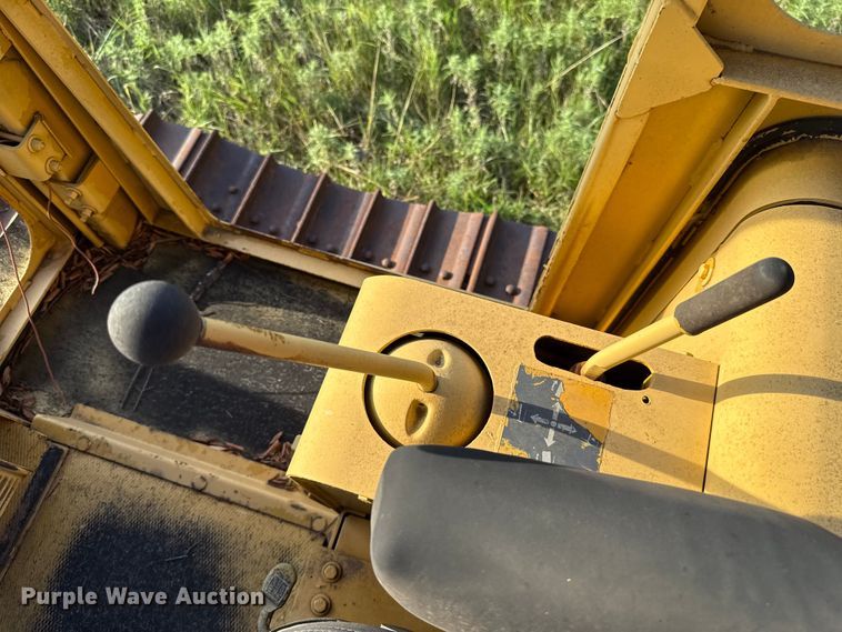 image for item EU2135 1992 John Deere 750B dozer