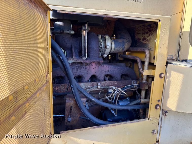 image for item EU2135 1992 John Deere 750B dozer