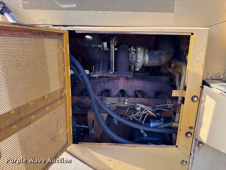 image for item EU2135 1992 John Deere 750B dozer