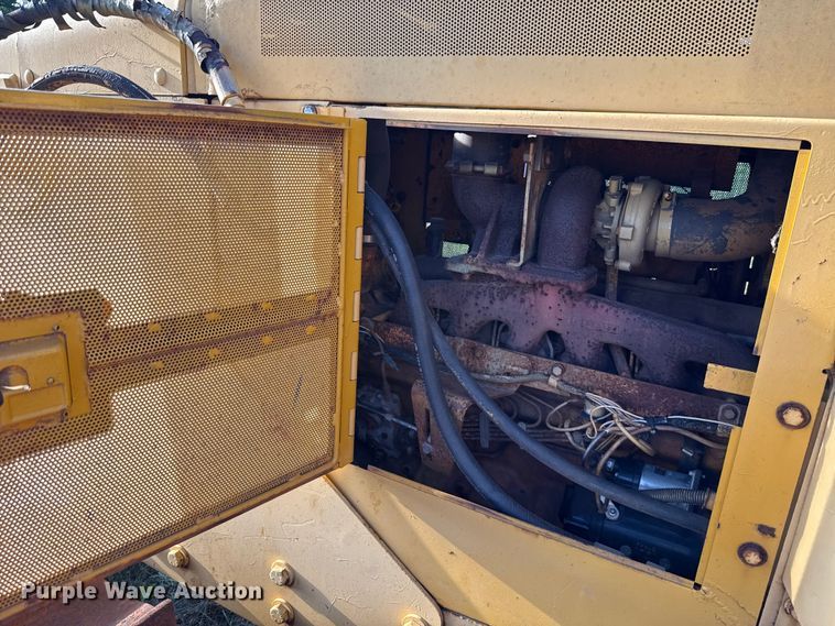 image for item EU2135 1992 John Deere 750B dozer