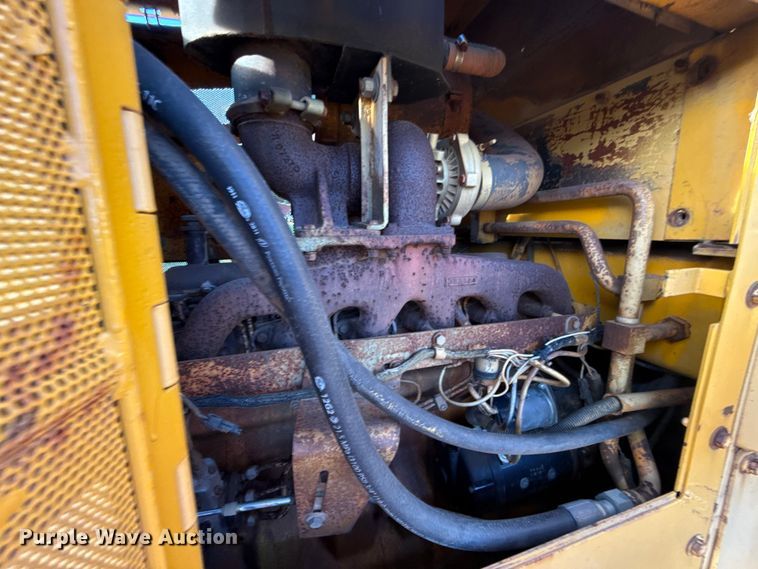 image for item EU2135 1992 John Deere 750B dozer