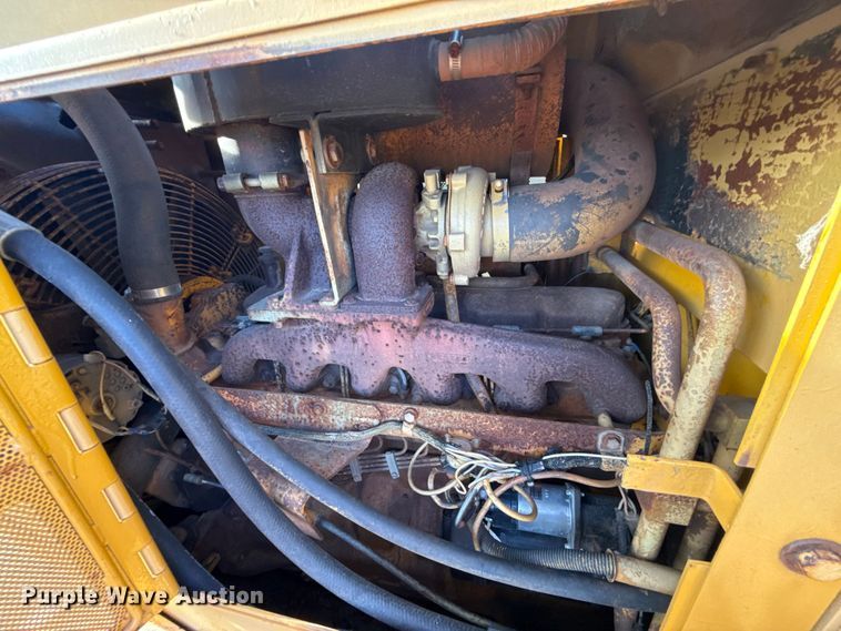 image for item EU2135 1992 John Deere 750B dozer