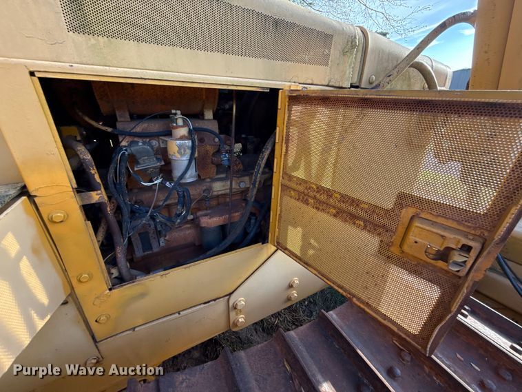 image for item EU2135 1992 John Deere 750B dozer