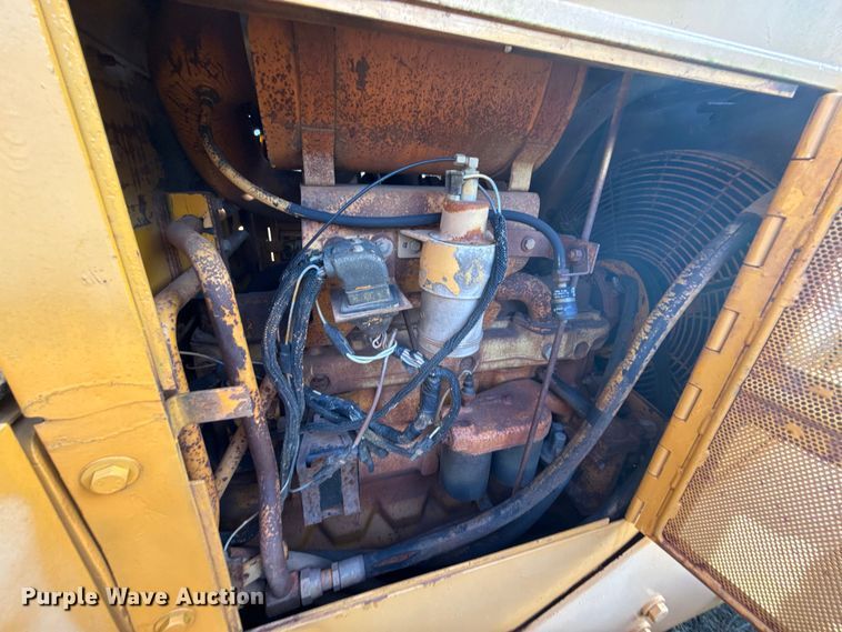 image for item EU2135 1992 John Deere 750B dozer