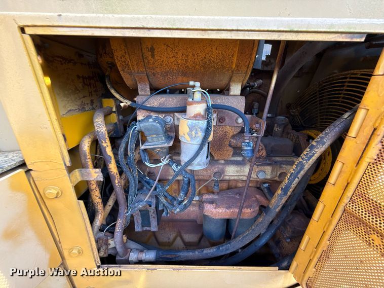 image for item EU2135 1992 John Deere 750B dozer