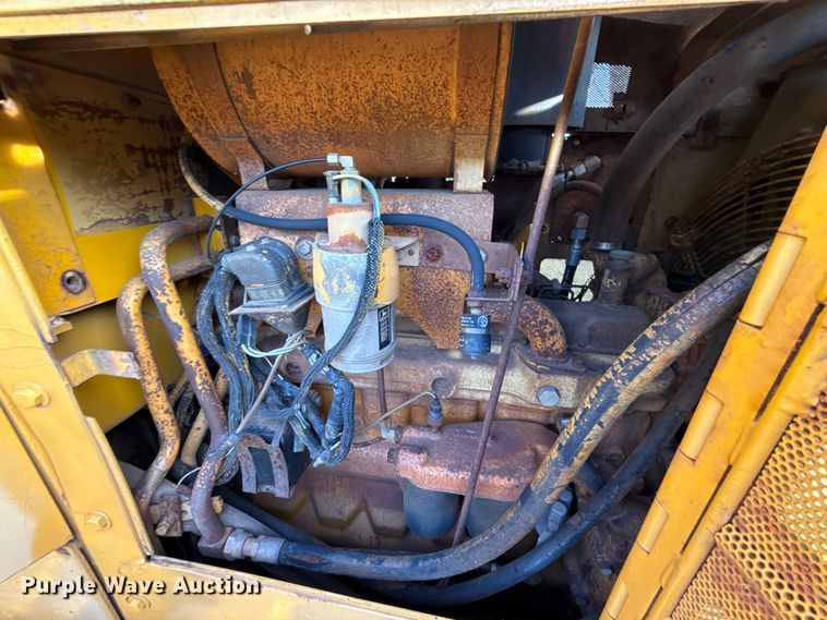 image for item EU2135 1992 John Deere 750B dozer