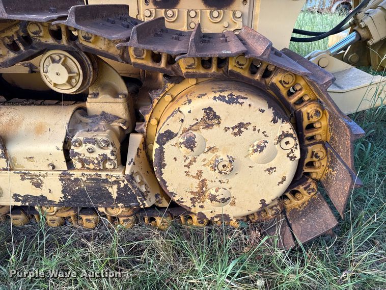 image for item EU2135 1992 John Deere 750B dozer