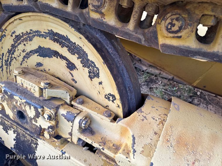 image for item EU2135 1992 John Deere 750B dozer