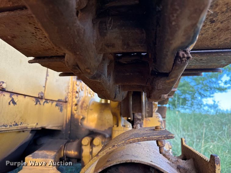 image for item EU2135 1992 John Deere 750B dozer