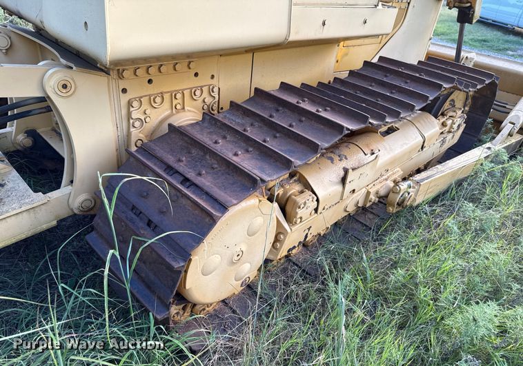 image for item EU2135 1992 John Deere 750B dozer