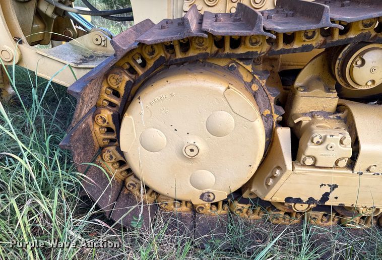 image for item EU2135 1992 John Deere 750B dozer