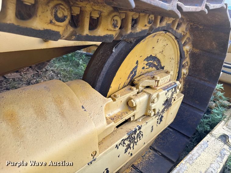 image for item EU2135 1992 John Deere 750B dozer