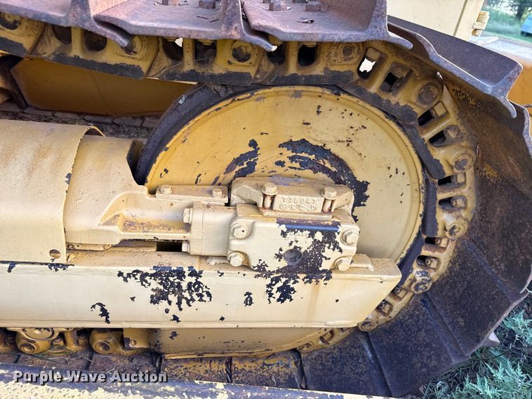 image for item EU2135 1992 John Deere 750B dozer