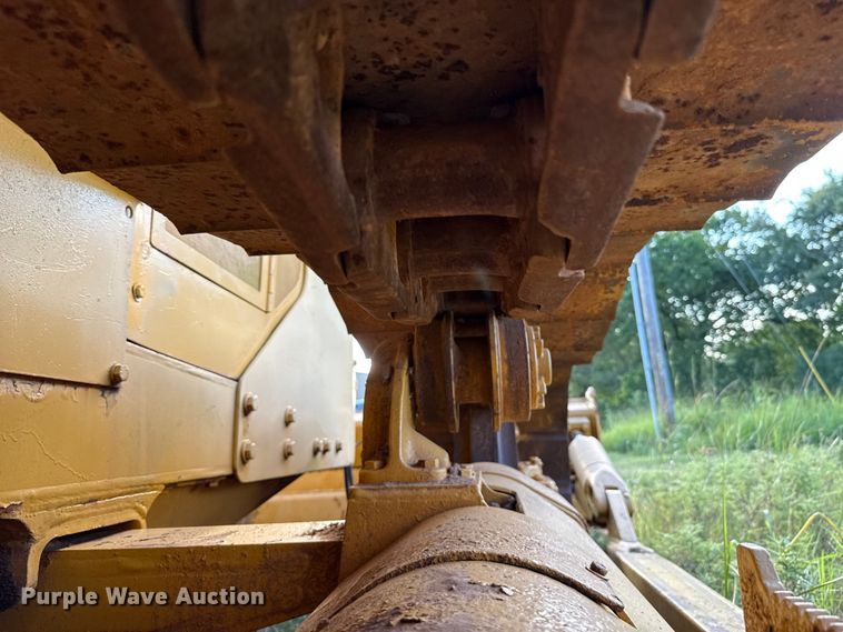 image for item EU2135 1992 John Deere 750B dozer