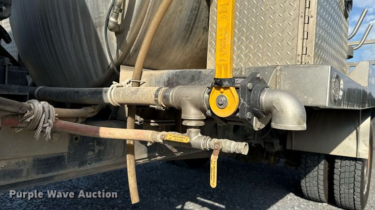 image for item EU2141 2015 Ford F550 Super Duty vacuum truck