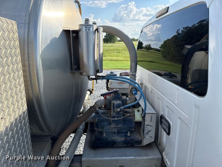 image for item EU2141 2015 Ford F550 Super Duty vacuum truck