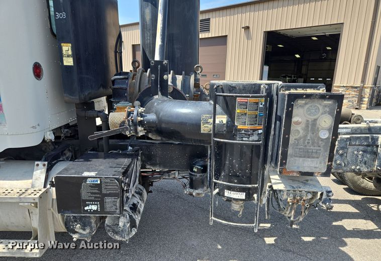 image for item EV1553 1996 Freightliner vacuum truck
