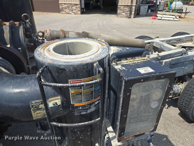 image for item EV1553 1996 Freightliner vacuum truck