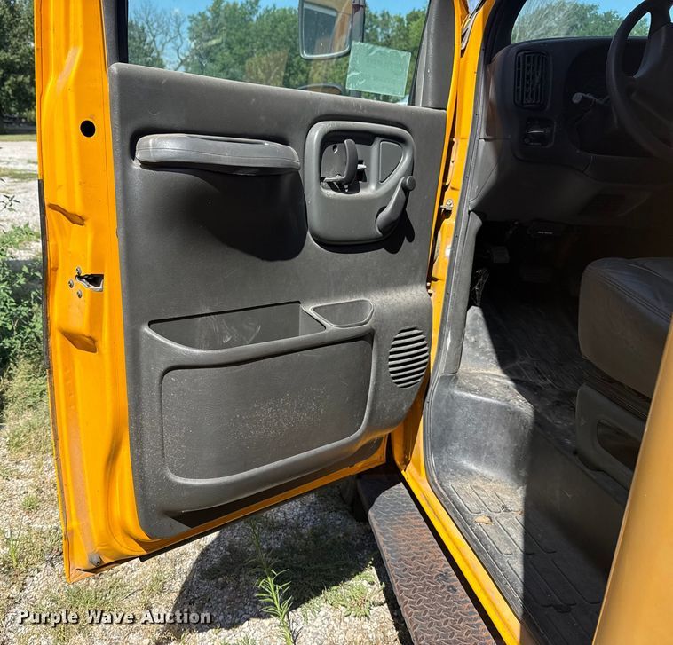 image for item DJ7752 2002 Chevrolet Express school bus