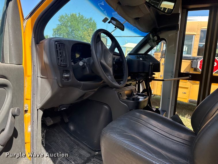 image for item DJ7752 2002 Chevrolet Express school bus