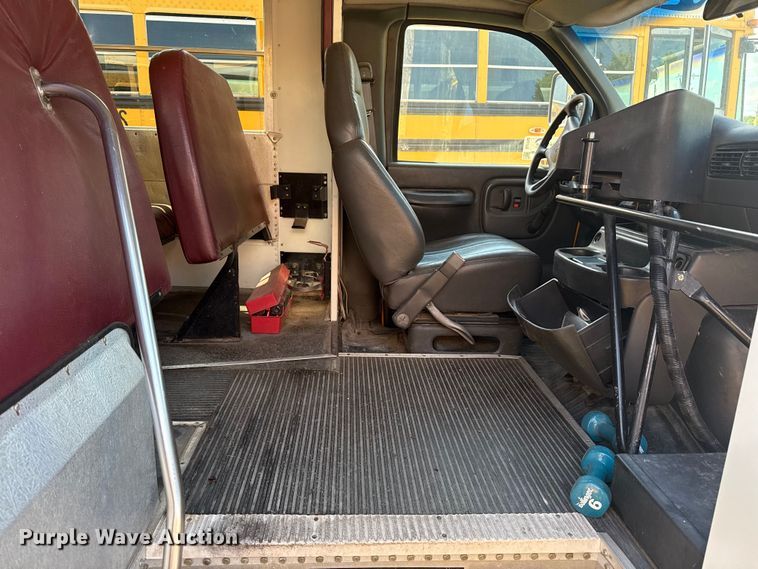 image for item DJ7752 2002 Chevrolet Express school bus