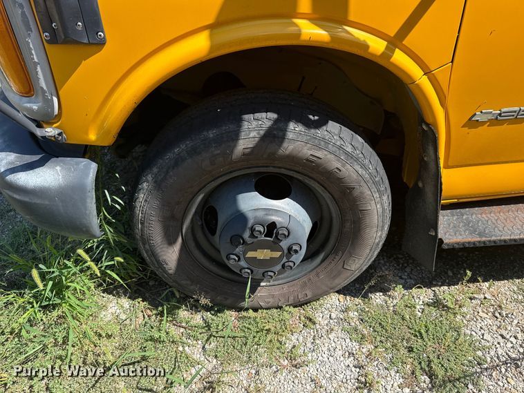 image for item DJ7752 2002 Chevrolet Express school bus